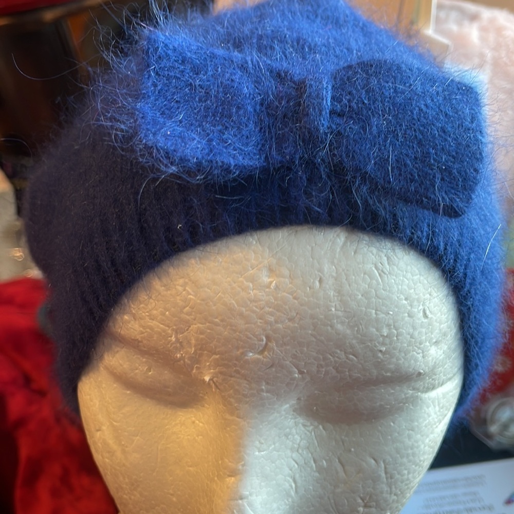 80% Angora Hat with bow. Matching gloves available NWOT H & M navy blue
